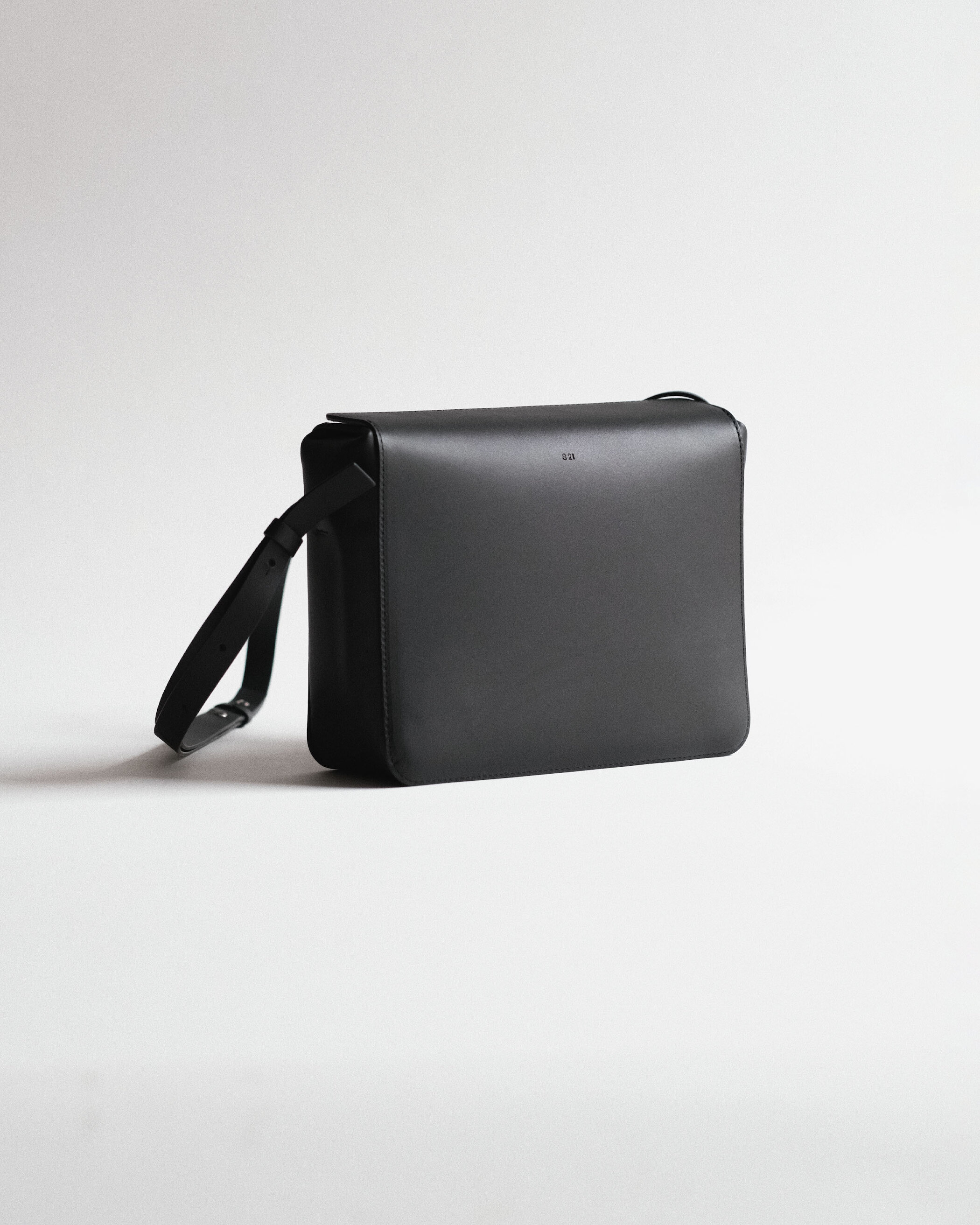 Glein - Vacchetta Box Bag M - nero